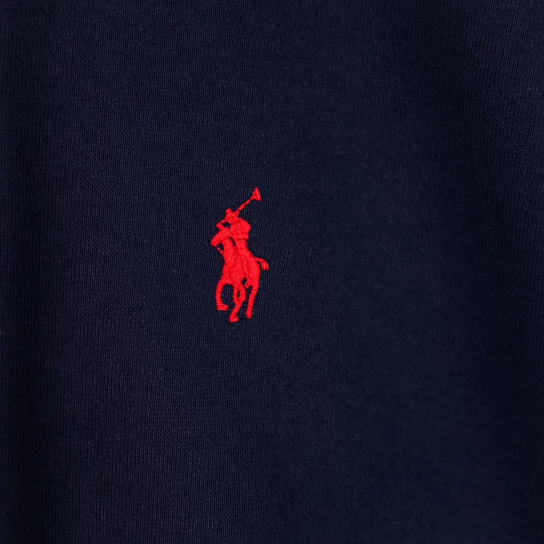 P300 zp version [Exclusive supply] Ralph Lauren/Ralph Lauren 2025SS Four Seasons classic style stacked topstitch design five-color thin hooded sweatshirt -370g double-sided cotton heavyweight fabric✅ -Original same 7.5CM widened thread processing✅ -Front collar patchwork triangle block four-needle six-thread topstitch design✅ -RL Four Seasons classic style Loose fit, easy for both men and women to control Simple Clean and versatile, exposed topstitching patchwork triangle 1.3 cm retro original color hook and loop drawstring, full of details. Color: navy blue, brown, pink, gray. Size: S M L XL. Number: WW10751.